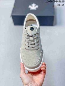 Descente 2607GDD849A19 Low-Top Sneakers in White and Gray