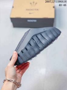 Nike Mind 001 Closed-Toe Slides in Black