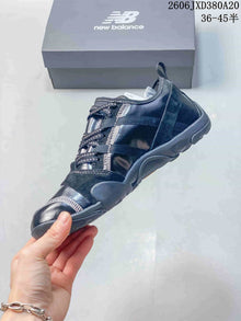 New Balance MT10O Low-Top Trail Sneakers in Navy