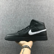 Jordan Air Jordan 1 Mid Black White 554724-049 Sneakers