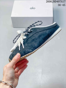 Alo Yoga Sunset Sneaker in Navy