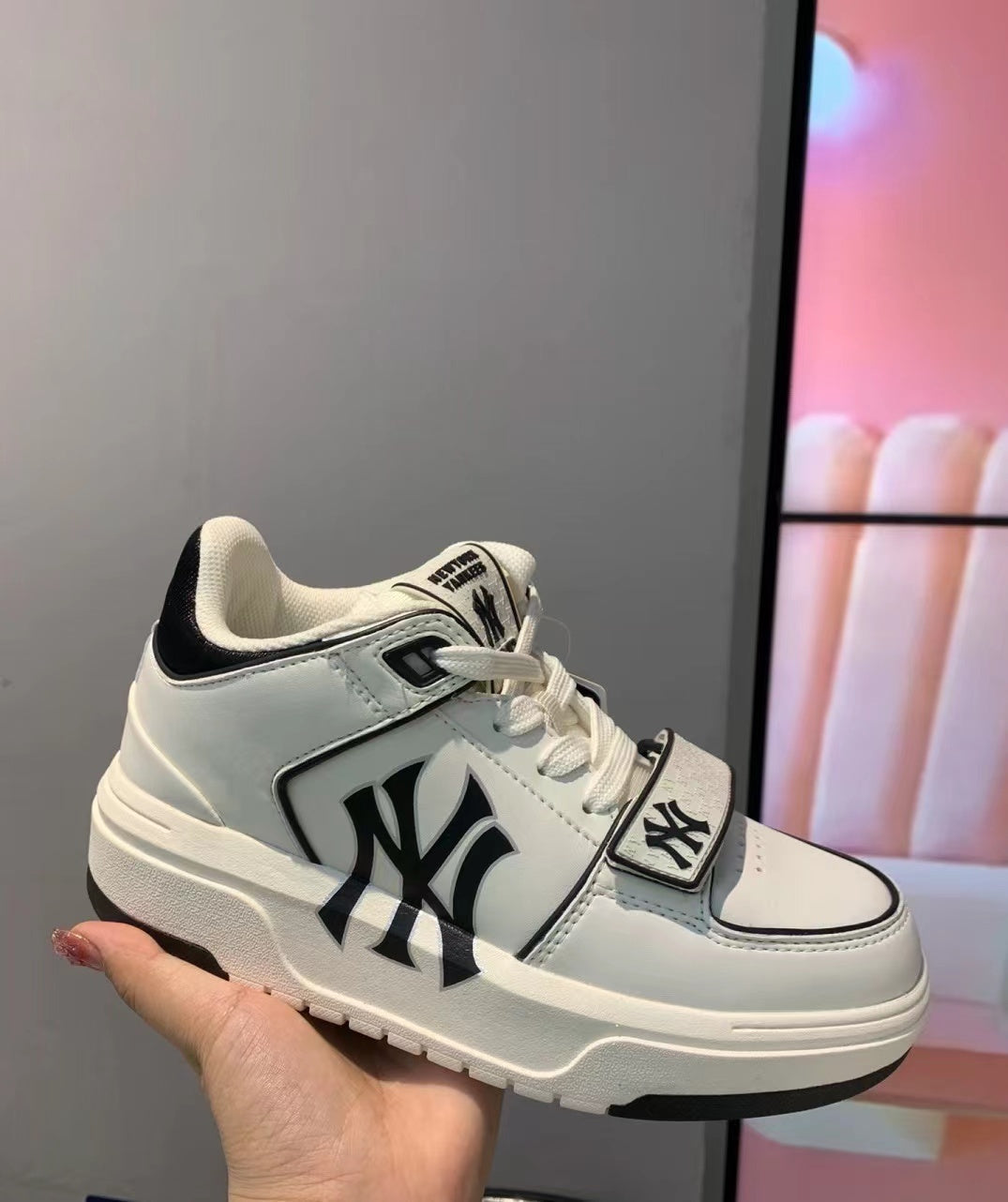 MLB 004-1 White Black New York Sneakers