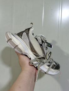 0185 White and Gold Sneakers
