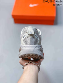 Nike Vomero 18 SE Sneakers White Grey
