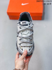 Nike Initiator Low-Top Sneakers White and Black 2607GVD115A15